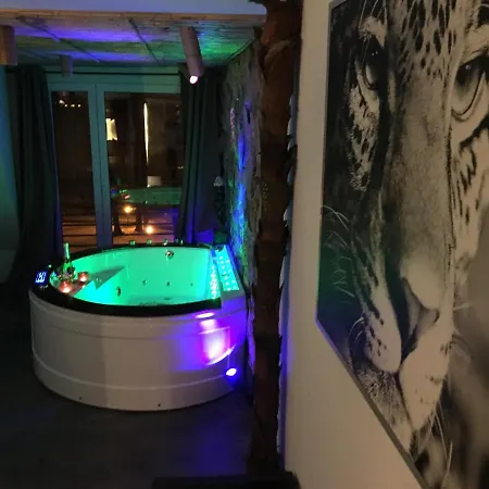 Homestay Egzotyczny Diamonds I Zanzi W Krainie Alicji *